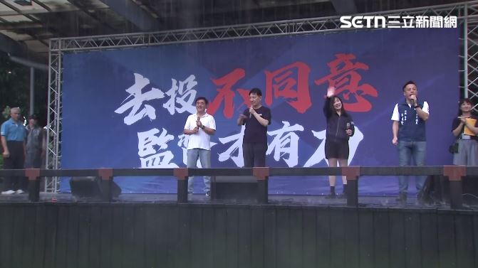 趙少康作為壓軸宣講，但雨勢越來越大匆匆地結束（圖／翻攝畫面）