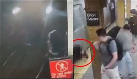 美國紐約一名24歲女子私闖鐵軌，疑似蹲下上廁所，但發現有列車進站急忙跑回月台，最終來不及被撞死。（圖／翻攝自X）