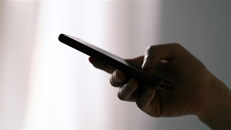 一名女網友在 Threads 上分享，丈夫手機不慎遺失，後來接到一名陌生男子來電表示「撿到手機」，並詢問：「可以給我100到200元嗎？」（示意圖／unsplash）
