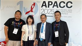 涂醒哲（右二）偕同基金會副秘書長林垠瀚（左一）、主任林俊宏（右）前來APACC發表研究。（圖／記者簡浩正攝影）