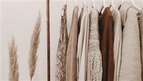 衣服，衣櫥（示意圖／翻攝自unsplash）