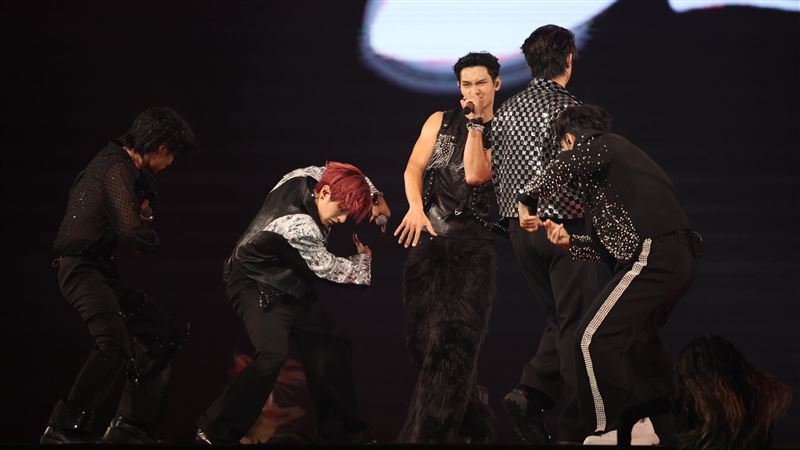 FEniX後台脫了 兩點全露養眼身材看光光