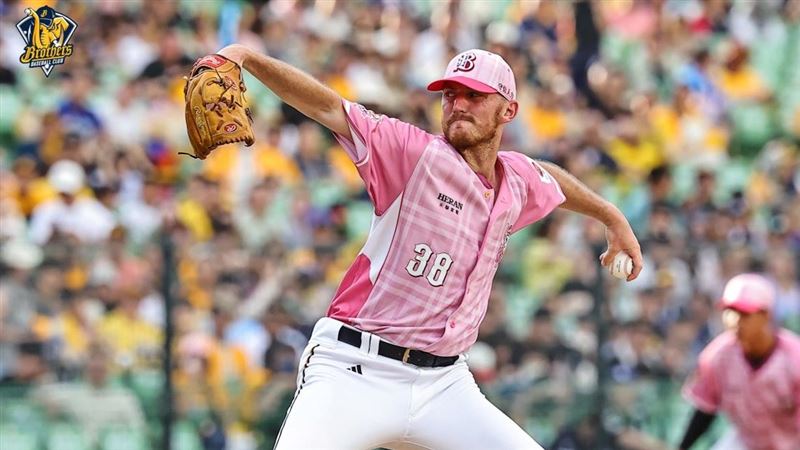 中信兄弟新洋投李博登開箱。(圖/中信兄弟提供)