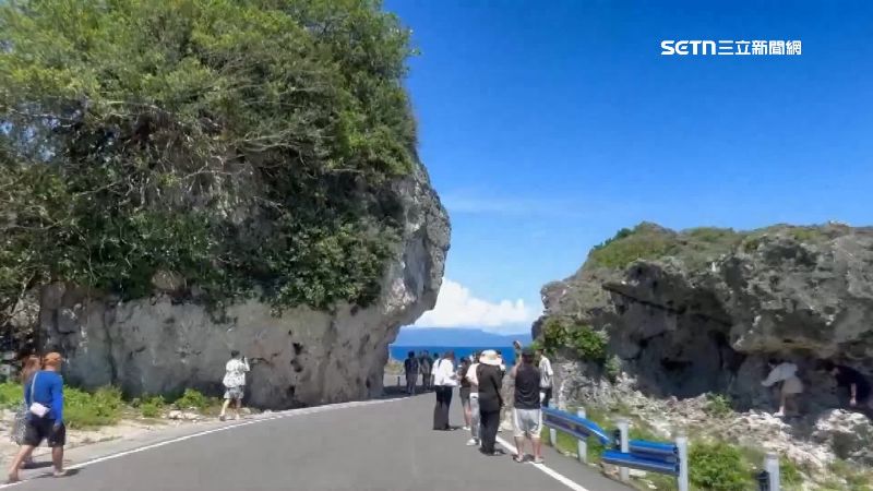 搶拍小琉球紅番石礁岩　遊客占路拍照惹議