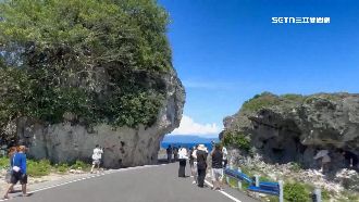 搶拍小琉球紅番石礁岩　遊客占路拍照惹議