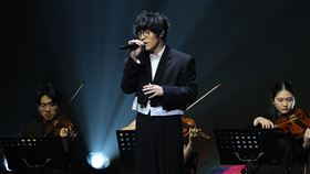 盧廣仲演出致敬逝世歌王方大同。（圖／記者鄭孟晃攝影）