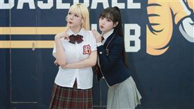 ▲中信兄弟啦啦隊李丹妃、邊荷律，穿上學生制服演出。（圖／宏將多利安國際提供）