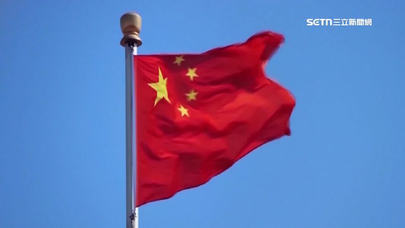 一名中國男遊客日前在馬來西亞吉隆坡飯店投宿時,因發現早餐區走廊未懸掛中國五星旗,竟拍片怒嗆飯店員工,揚言「想賺中國錢就得掛國旗」。然而此舉隨即遭網友無情打臉,點出飯店掛的是世足賽參賽國旗,因中國隊未晉級,自然沒有國旗