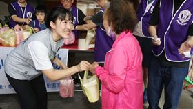 山田摩衣發放早餐的過程。（圖／山田摩衣提供） 