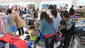 孩童在店內開心挑選新衣服。（圖／翻攝臉書）