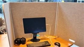 南韓星巴克近期出現「奧客」搬桌機電腦到佔位，還自製隔板。（圖／翻攝自朝鮮日報）