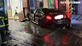 台北市,大同區,事故,消防栓,酒測,柱子,儲水,現行犯,拒測,賓士車▲圖片描述。（圖／翻攝畫面）