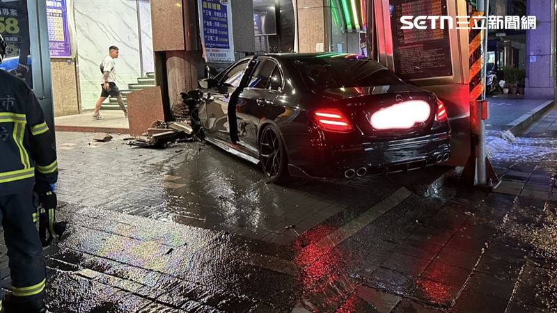目擊者見駕駛下車渾身酒味,走路不穩,口齒不清。(圖/翻攝畫面)