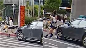▲行人地獄？短裙妹「凌波微步」驚險閃車 網傻眼：用青春過馬路（圖／翻攝自YouTube-WoWtchout - 地圖型行車影像分享平台頻道）


