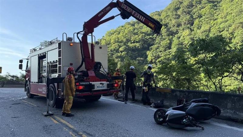 蘇花公路台9線,發生機車自撞摔落邊坡事故。(圖/翻攝畫面)