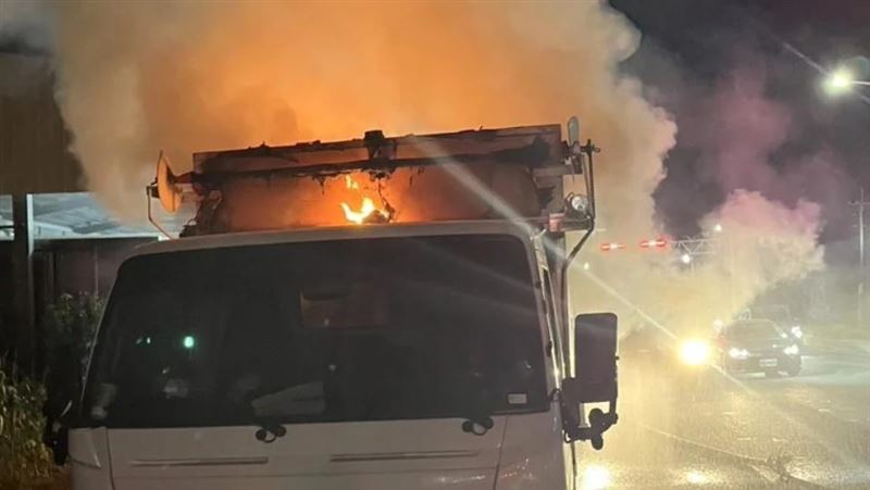 雲林斗六清潔隊,一台資源回收車發生火警。(圖/翻攝畫面)