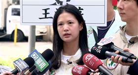 民進黨台北市議員林亮君今（22）日上午與民進黨發言人吳崢赴松江市場為罷免國民黨立委王鴻薇催票掃街前受訪。（圖／翻攝畫面)