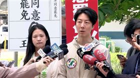 民進黨台北市議員林亮君今（22）日上午與民進黨發言人吳崢赴松江市場為罷免國民黨立委王鴻薇催票掃街前受訪。（圖／翻攝畫面)