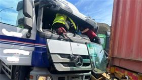 基隆,聯結車,車禍,骨折,司機。（圖／翻攝畫面）