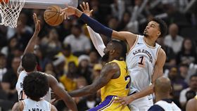 詹姆斯（LeBron James）比賽中被溫班亞馬（Victor Wembanyama）蓋火鍋。（圖／美聯社／達志影像）