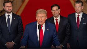 Kolas Yotaka表示，川普在美國的副總統、國防部長、外交部長的陪同下，正式宣佈美國的攻擊行動。（圖／翻攝自The White House@WhiteHouse）