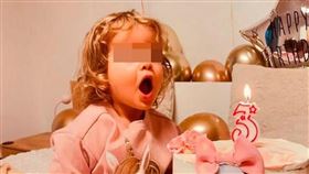 3歲女童被迫穿白紗獻祭亡　母涉謀殺被捕（圖／翻攝FB)