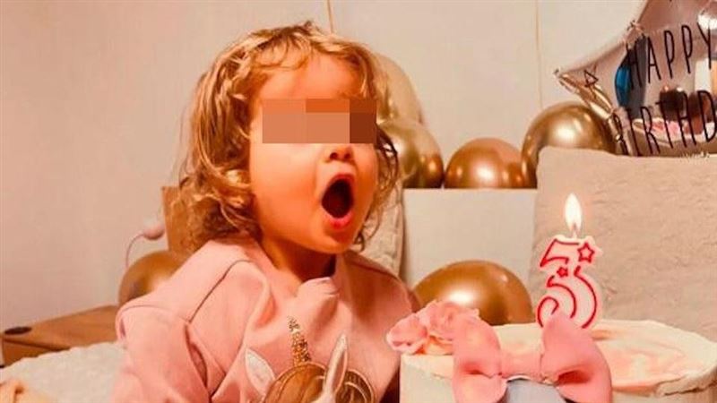 3歲女童被迫穿白紗獻祭亡　母涉謀殺被捕