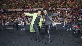 林志穎、李玖哲昨（21）日登上馬來西亞雲頂世界雲星劇場，帶來首場《穎風哲起》演唱會。（圖／爵士娛樂提供）