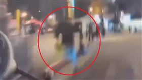 台北,松山,饒河街夜市,闖紅燈,通緝犯。（圖／翻攝畫面）