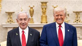 以色列總理納坦雅胡（Benjamin Netanyahu，或譯尼坦雅胡，圖左）與美國總統川普（右）。（圖／翻攝自美國白宮粉專）