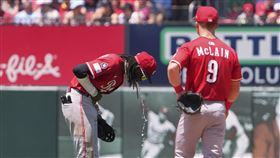 ▲克魯茲（Elly De La Cruz）因天氣熱在場上守備時嘔吐。（圖／美聯社／達志影像）