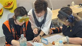 ▲國泰證券同仁穿上「彭祖體驗裝備」，感受視力、聽力模糊的生理退化狀態。（圖／國泰證券提供） 　