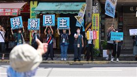 雙和罷免團隊今（22）日上午在中和市民活動中心舉辧政策說明會的場外舉牌、口號行動表示人民的訴求。（圖／雙和罷團提供)