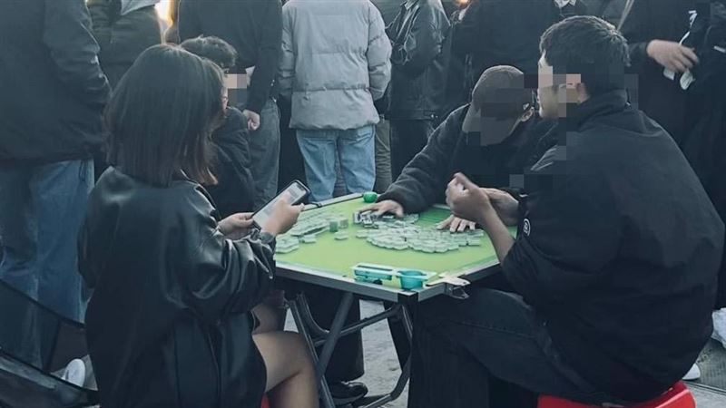 麻將桌扛上山！合歡山武嶺4人擺桌畫面曝