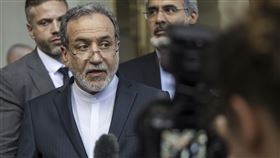 遭美國轟炸，伊朗外長阿拉克奇強烈譴責，並指出將保留一切選項捍衛主權。（圖／美聯社／達志影像）