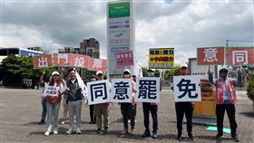 罷免成案  綠委郭昱晴籲民眾投票大罷免進入第3階段，中選會宣布，立委罷免案共有24案成案，皆為國民黨立委。民進黨立委郭昱晴（前左1）21日在桃園路口宣講，希望民眾勇敢出門投下罷免票，讓不適任立委遠離立法院。中央社記者葉臻攝  114年6月21日