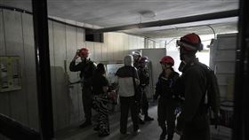 ▲伊朗遭美國空襲後，隨即對以色列展開報復，圖為以色列民眾緊急從建物撤離的畫面。（圖／美聯社／達志影像）

