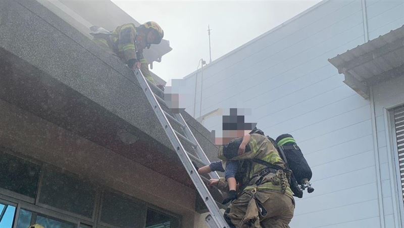 警消將受困的女童救出。（圖／翻攝畫面）