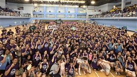 李洋、王齊麟共同出席「羽您有約」活動2025年第11屆「羽您有約」羽球公益賽22日舉行開幕儀式，拿下奧運雙金的「麟洋配」李洋、王齊麟也現身會場，讓數千名粉絲開心不已。中央社記者黎建忠攝  114年6月22日