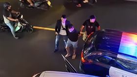 警方在大動作佈陣下，順利逮到惡劣的假幣商。（圖／警方提供）