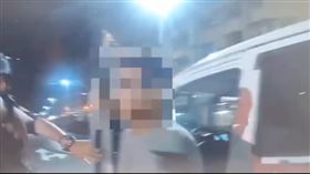 吳男深夜開車時，因行跡過於怪異而遭警方攔查。（圖／翻攝畫面）