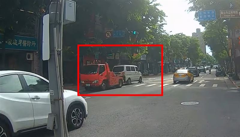 亞旺拖吊違規車輛在路上行駛準備回拖吊場。(圖/翻攝自Wowtchout - 地圖型行車紀錄器分享平台)