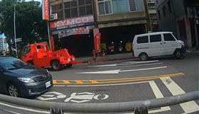 拖吊違規車輛凸槌過程。（圖／翻攝自Wowtchout - 地圖型行車紀錄器分享平台） 