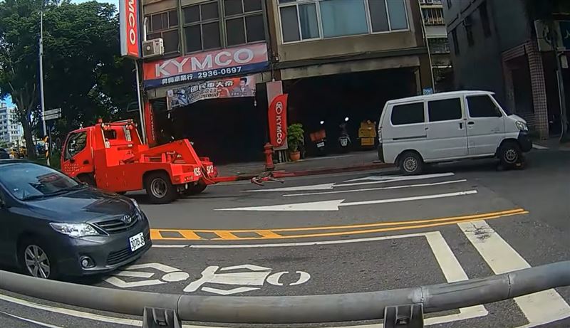 被拖吊的違規車輛脫鉤後撞向路旁人行道。(圖/翻攝自Wowtchout - 地圖型行車紀錄器分享平台)