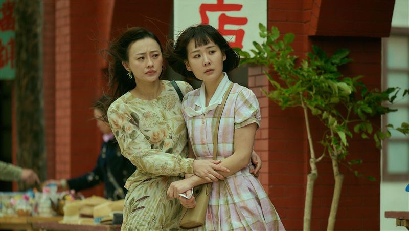 璟宣（左）與何宜珊在《寶島西米樂》中飾演母女。（圖／緯來戲劇台提供）