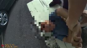 激動的蔡男被警方於現場實施保護管束。（圖／翻攝畫面）