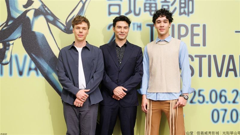 瑞士男星愛上台灣公路　他「全裸下海」