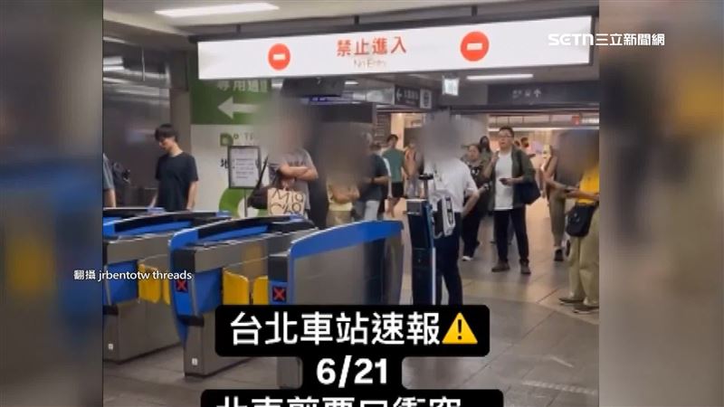 疑似因為進佔方式釀衝突,台鐵站務員和旅客爆發衝突。(圖/翻攝自jrbentotw threads)