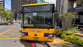 土城公車撞斷消防栓的情形。（圖／翻攝畫面）