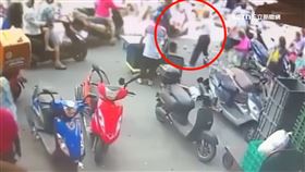 為擺攤位置起口角　壯漢痛毆86歲翁還亮刀